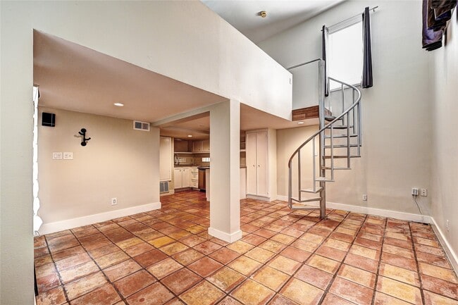 Building Photo - 1529 Marshall St Unit B Rental