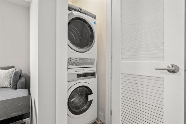 Photo - 543 Dorchester Ave Unidad 8