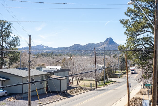 Photo - 701 Campbell St