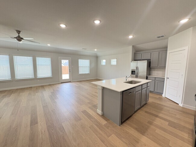 Photo - 320 Arcane St