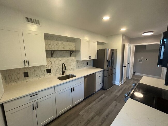 Building Photo - This fully renovated & updated 3 Bedroom a... Rental