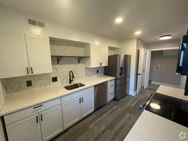Building Photo - This fully renovated & updated 3 Bedroom a... Rental