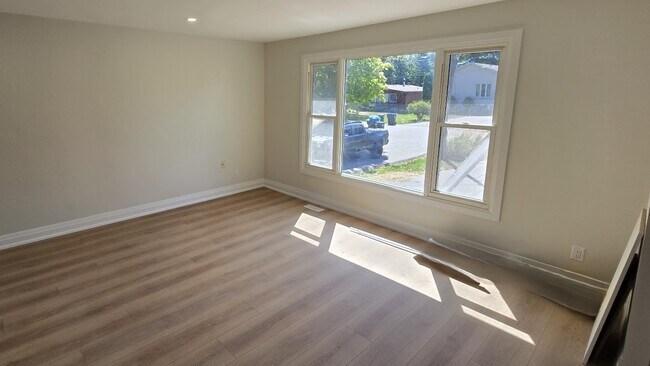 Photo - 698 Burton Dr