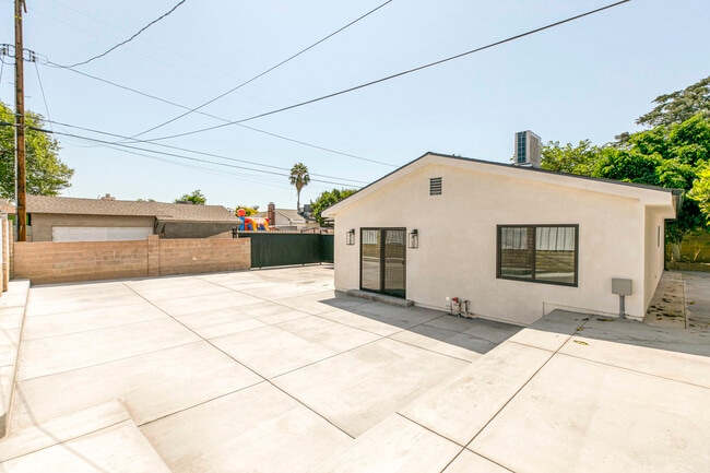 Building Photo - 10446 Woodley Ave Rental