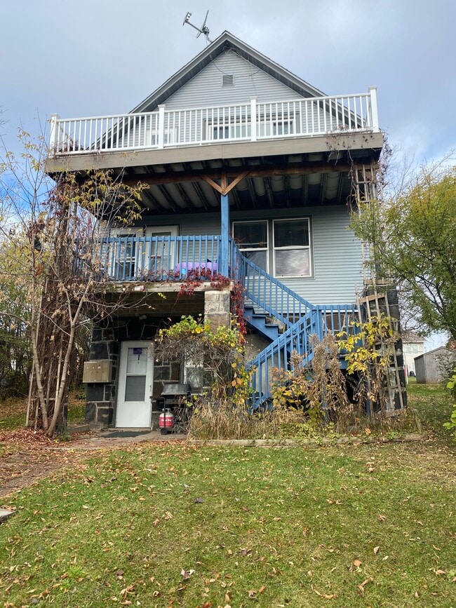 Building Photo - 15 E 10th St Unit 3