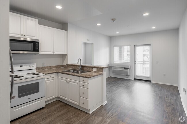 1BR, 1BA - 575SF - Kitchen, Living Room