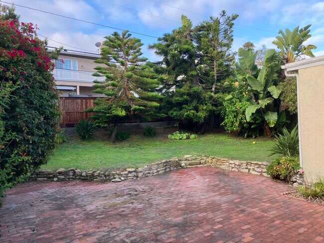 Large fenced backyard - 150 Calle de Andalucia Casa