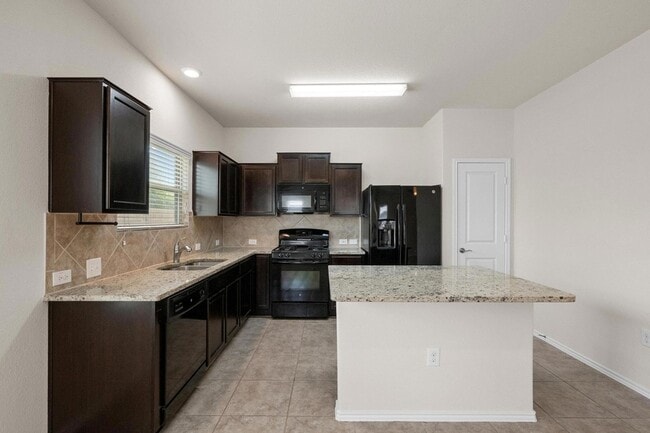 Photo - 5720 Kennedy St