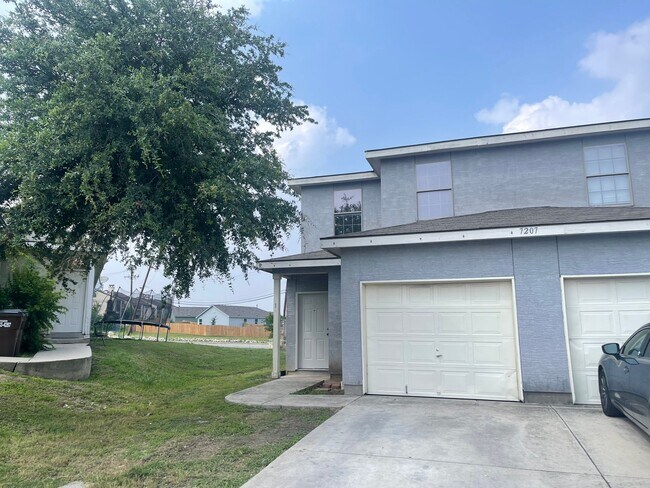 Building Photo - Lovely 2-story | 3-bedroom | 2.5-bath town... Rental