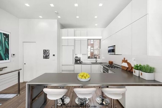 Photo - 136 Beekman St