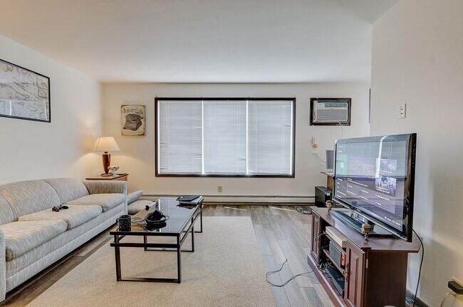 Photo - Grand Avenue Apartments