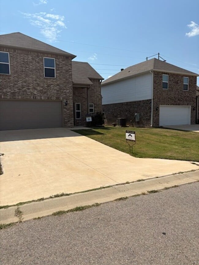 2612 Grand Ln