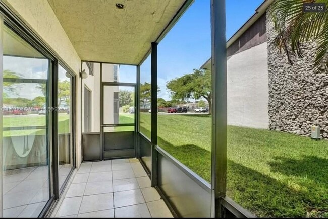 Building Photo - 311 W Laurel Dr Unit 1402