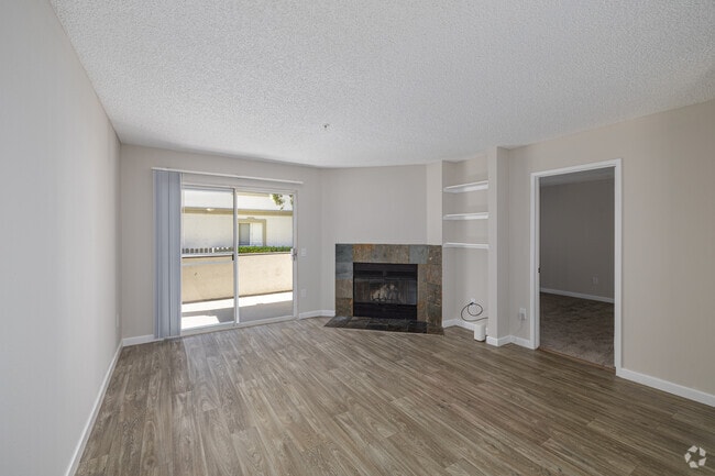 2BR, 2BA - 940SF - Living Room