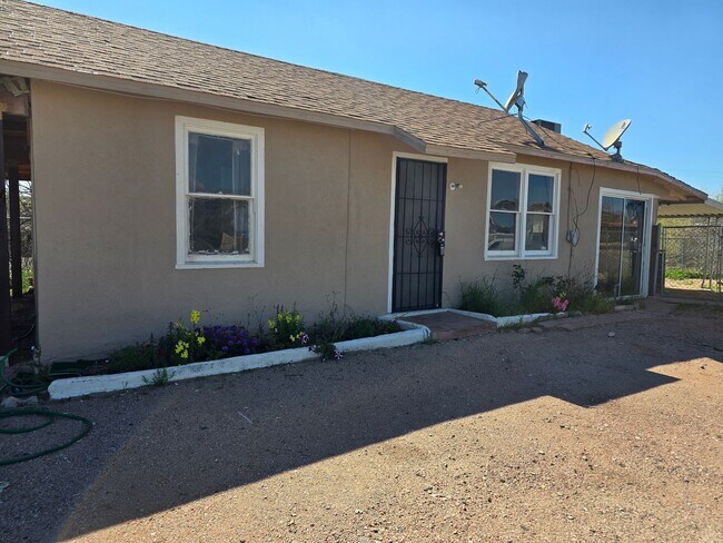 Building Photo - A quaint home offering a convenient location within walking distance to downtown Wickenburg