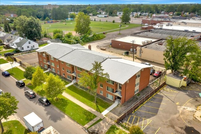 Building Photo - Chateau Manor Rental