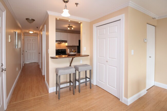 Photo - 161 W 6th St Unidad #C