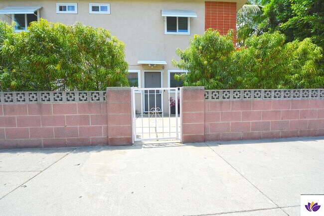 Building Photo - 10854 Morrison St Unit #1 Rental