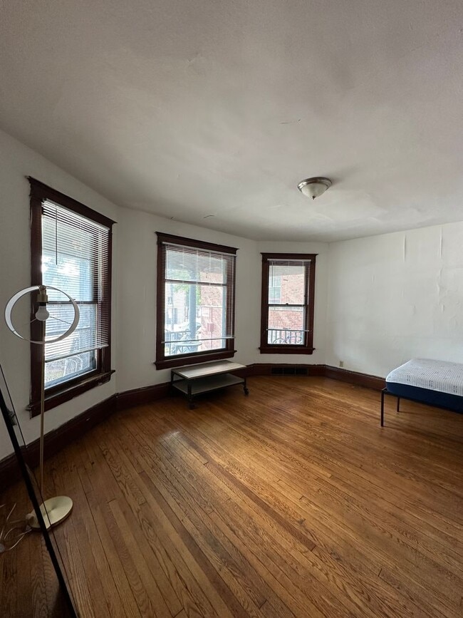 Building Photo - 146 W Gorham St Unit #1