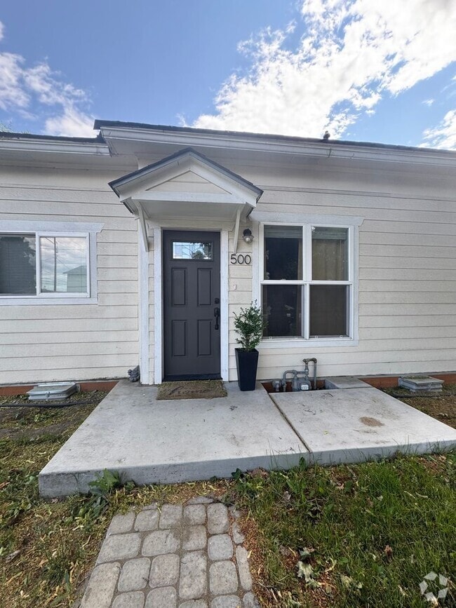 Building Photo - Updated 3 Bed/ 2 Bath Rental