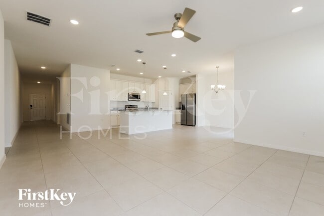 438 Reina Wy