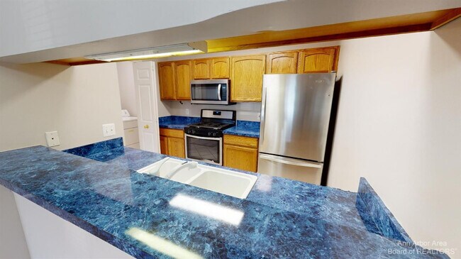 2666 S Knightsbridge Cir