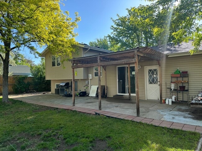 Photo - 906 Woodbine Dr