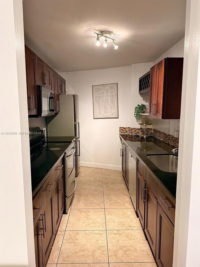 Photo - 1881 Washington Ave Unidad 8D