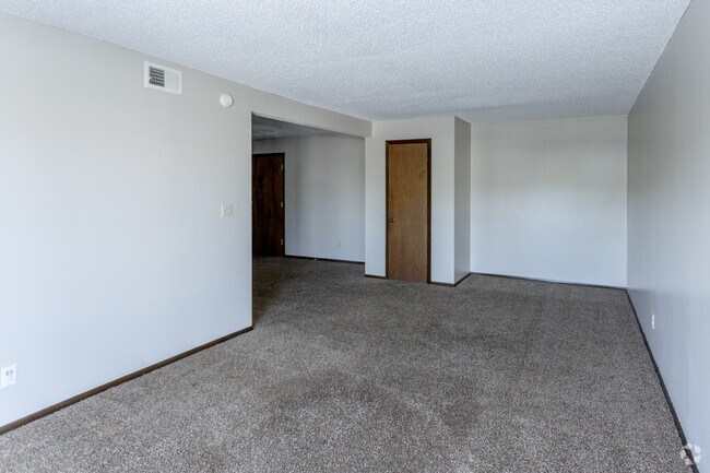 2BR, 1BA - 900 SF
