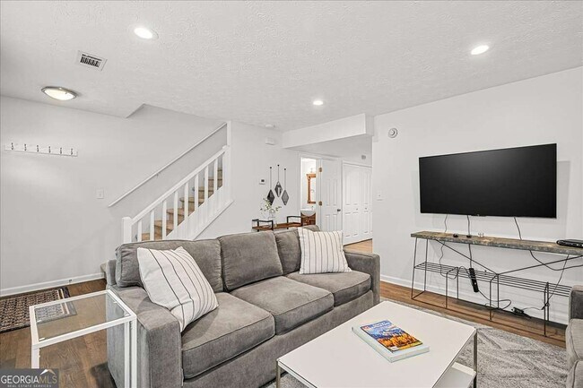 Photo - 840 Rosedale Ave SE