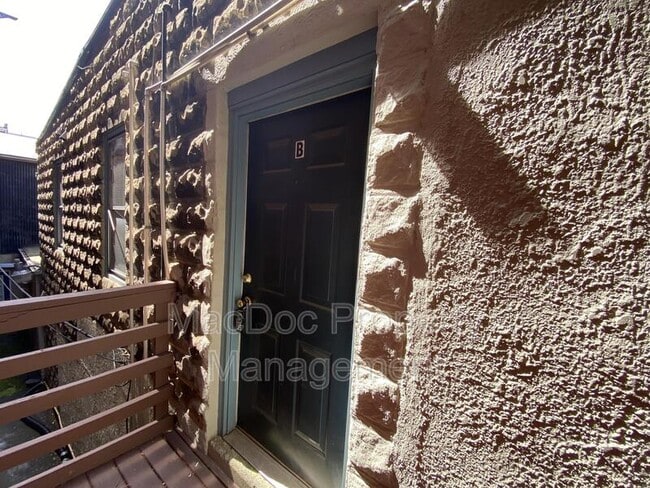 Building Photo - 806 Caroline St Rental