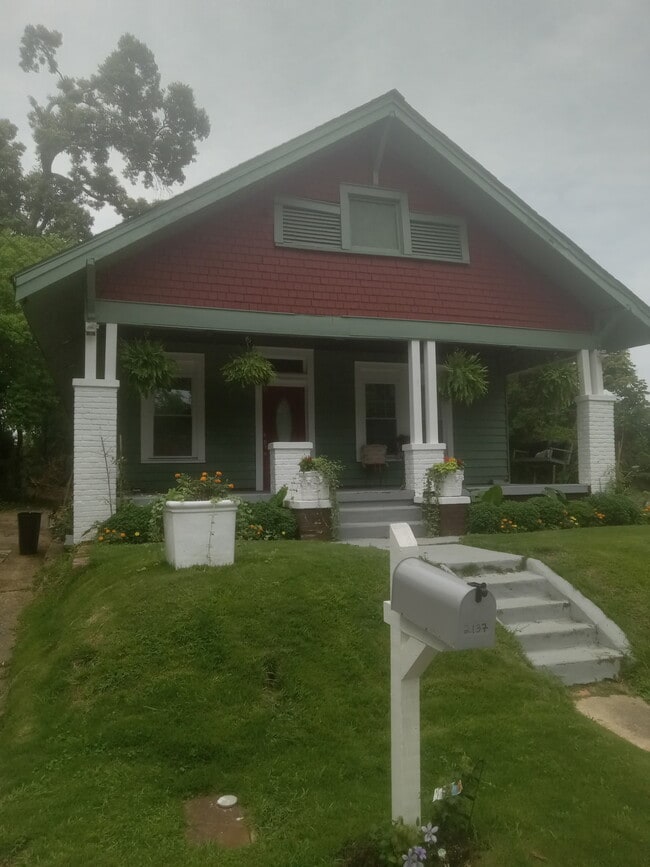 Photo - 2137 E 2nd St