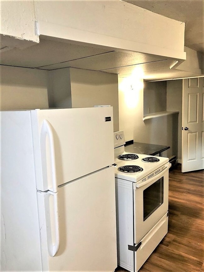 Photo - Affordable Newly Renovated Basement Apartment In Beautiful University Building! Unidad 06