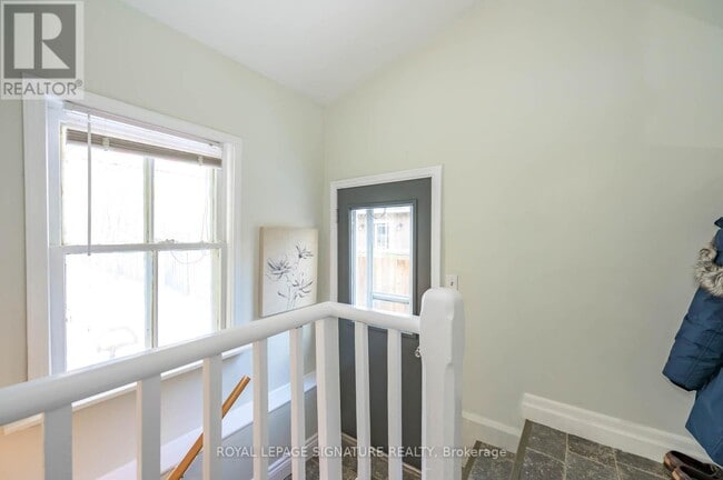 Photo - 696 Queens Ave