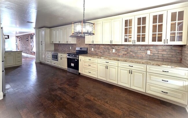 Building Photo - Stunning upgraded 4-bedroom 2-bathroom home