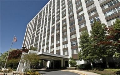 Building Photo - Renovated 1 BR, 1 BA, kitchen w/new appliances,