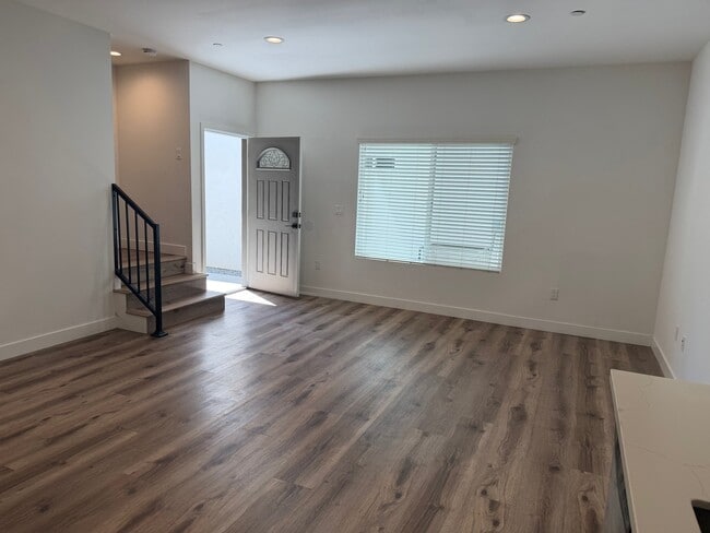 6458 1/2 Balboa Blvd