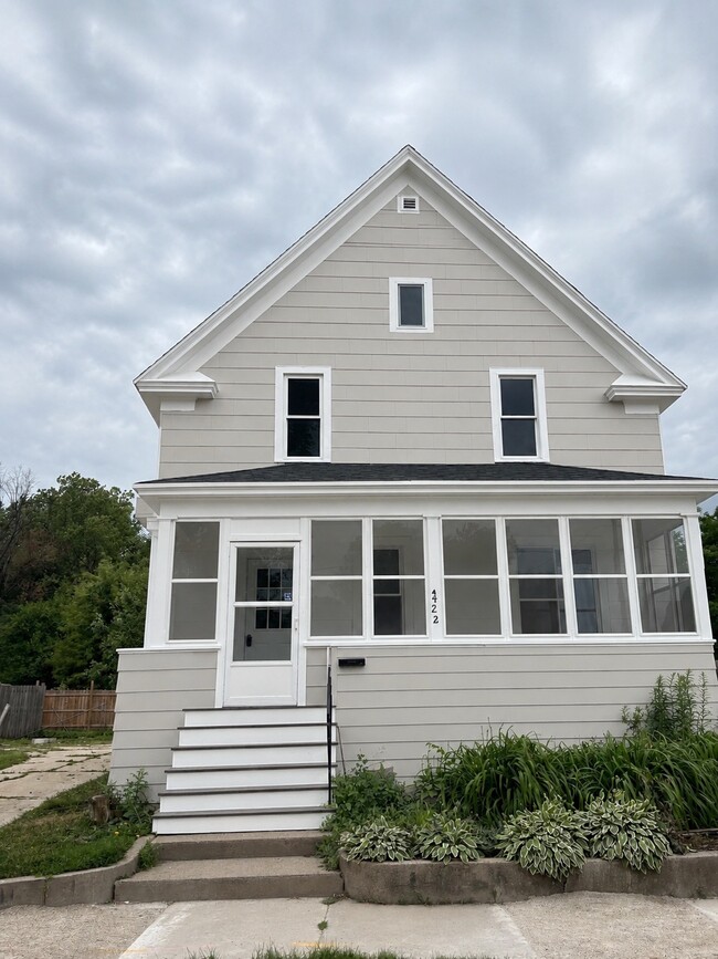 Building Photo - 420 Morris St