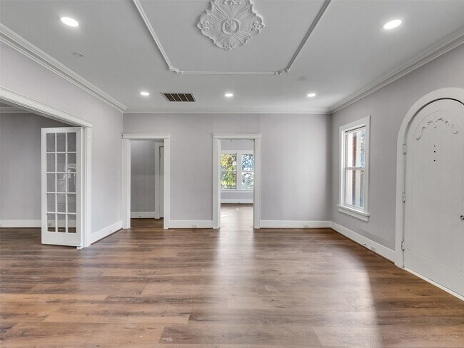 Photo - 4625 Bell St