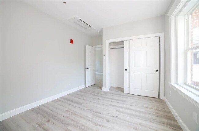 Photo - 566-572-572 Main St Unidad 205