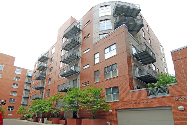 Building Photo - 1222 Chicago Ave Unit 705