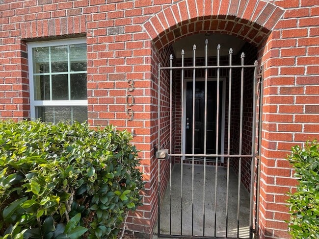 Photo - 2 Bedroom, 2.5 Bathrooms Townhome in the Heart of Savannah's Southside