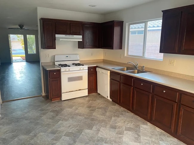 Photo - 833 Bernini St