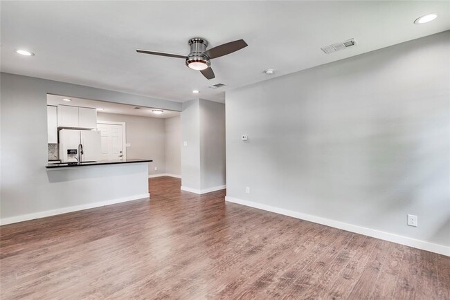 Photo - 6511 Pevensey Dr