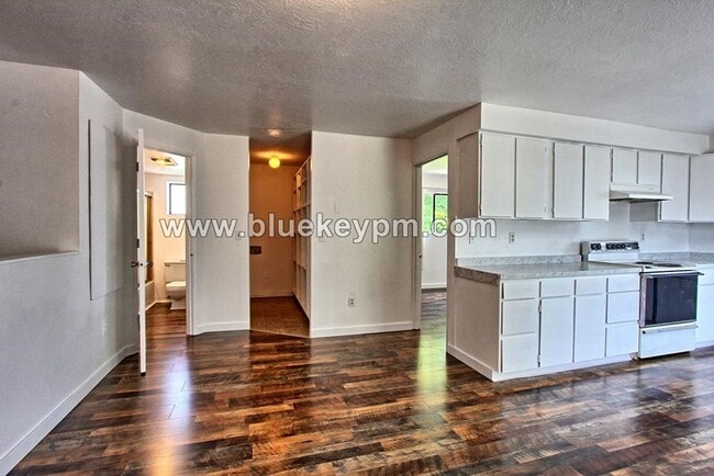 Photo - Upper Floor 1 Bed, 1 Bath Duplex Unit for ...
