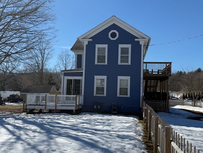 Building Photo - 162 Russell Rd Unit Upper