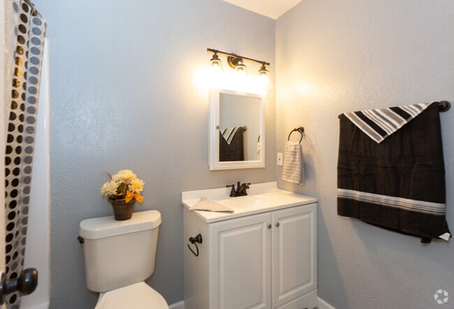 1HAB 1BA - 600 ft² - East 12th Townhomes and Apartments