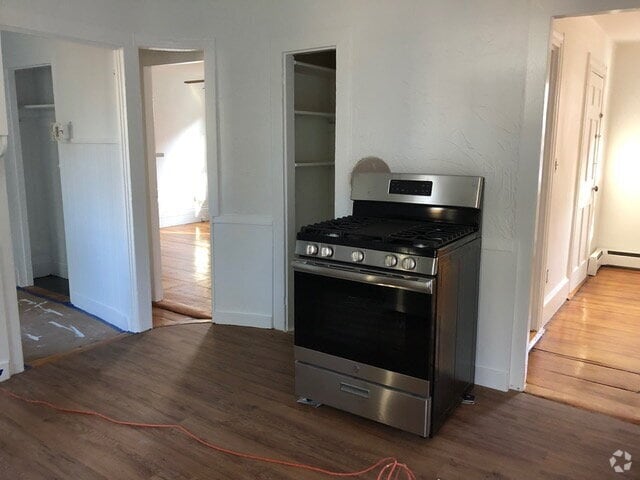 Building Photo - ! bed ! bath !st floor Unit 1 Rental