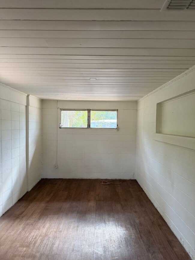 Photo - 3/1 off Orange Ave available now