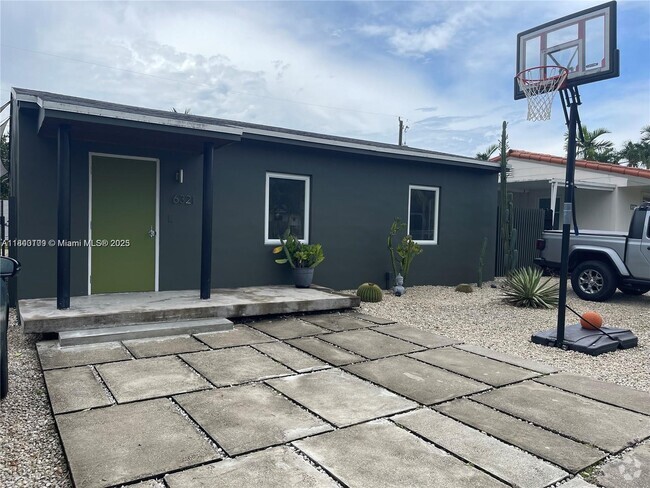 Building Photo - 6321 SW 43rd St Rental